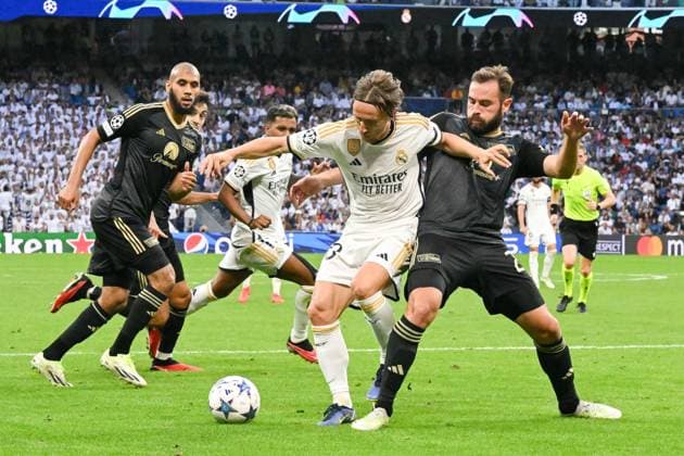 Fussball, Herren, Saison 2023 2024, Champions League (Gruppe C, 1. Spieltag), Real Madrid - 1. FC Union Berlin, v. l. Luka Modric (Real Madrid) und Lucas Tousart (1. FC Union Berlin) im Zweikampf, battle for the ball, 20.09. 2023, Copyright: xMatthiasxKochx