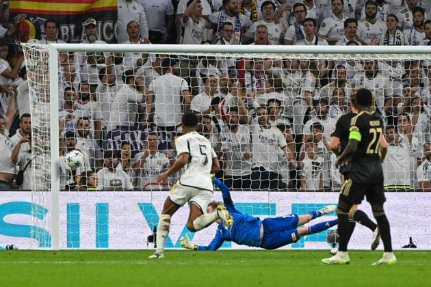 Fussball, Herren, Saison 2023 2024, Champions League (Gruppe C, 1. Spieltag), Real Madrid - 1. FC Union Berlin, v. l. Jude Bellingham (Real Madrid) und Frederik Roennow (1. FC Union Berlin) , 20.09. 2023, Copyright: xMatthiasxKochx