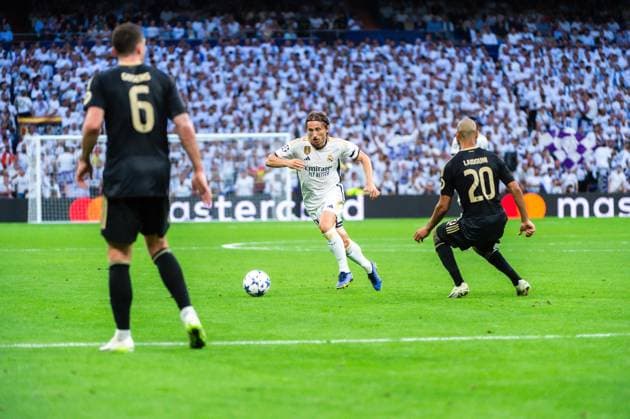 Champions League 23 24: Real Madrid vs Union Berlin Luka Modric (Real Madrid) in action against Aissa Laidouni (Union Berlin) and Robin Gosens (Union Berlin) during the football match between Real Madrid and Union Berlin valid for the matchday 01 of the Uefa Champions League played at Santiago Bernabeu stadium on September 20, 2023 in Madrid, Spain Madrid Estadio Santiago Bernabeu Madrid Spain Copyright: xAlbertoxGardinx AGardin_20230920_ChampionsLeague_RealMadrid_UnionBerlin_352