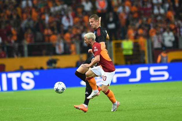 Dries Mertens (10) of Galatasaray and Denis Vavro of F.C. Copenhagen during the UEFA Champions League match between Galatasaray and F.C. Copenhagen at Ali Sami Yen Sports Complex Rams Park Arena on September 20, 2023 in Istanbul, Turkey. Istanbul Turkey Copyright: xSeskimPhotox Gsaray-Copenhagen-20923 (64)
