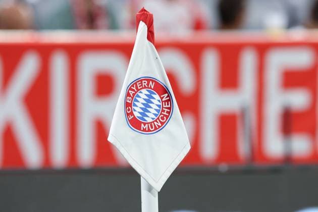 Fußball Champions League Gruppenphase 1. Spieltag FC Bayern München - Manchester United, ManU am 20.09.2023 in der Allianz Arena in München Eckfahne in der Allianz Arena mit FC Bayern Logo.