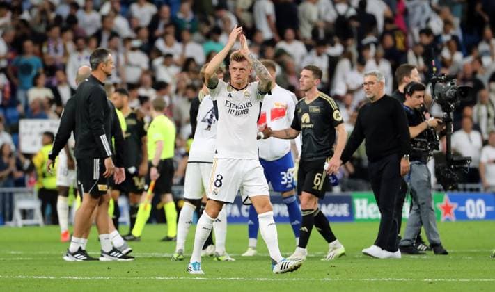 Toni Kroos zu den Fans klatschend Fußball Fussball UEFA Champions League UCL Herren 1.Spieltag Saison 2023 2024 20.09.2023 Real Madrid vs 1.FC Union Berlin FCU Estadio Bernabeu DFL regulations prohibit any use of photographs as image sequences and or quasi-video