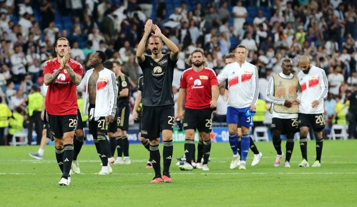 Christopher Trimmel, Robin Gosens enttäuscht nach Spielende zu den Fans klatschend Enttäuschung Fußball Fussball UEFA Champions League UCL Herren 1.Spieltag Saison 2023 2024 20.09.2023 Real Madrid vs 1.FC Union Berlin FCU Estadio Bernabeu DFL regulations prohibit any use of photographs as image sequences and or quasi-video