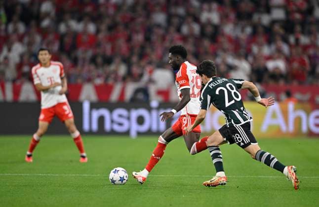 Zweikampf Alphonso Davies Bayern FC Muenchen FCB (19) gegen Facundo Pellistri Manchester United, ManU ManU (28) hinten Min-jae Kim FC Bayern Muenchen FCB (03) FC Bayern Muenchen FCB vs Manchester United ManUnited ManU Gruppenphase 20.09.2023 DFL REGULATIONS PROHIBIT ANY USE OF PHOTOGRAPHS AS IMAGE SEQUENCES AND OR QUASI-VIDEO FC Bayern Muenchen FCB vs Manchester United