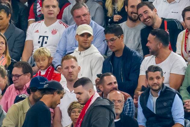 GER, UEFA CL, FC Bayern Muenchen (GER) vs Manchester United, ManU (GBR) 20.09.2023, Allianz Arena, Muenchen, GER, UEFA CL, FC Bayern Muenchen (GER) vs Manchester United (GBR), Gruppe A, UEFA regulations prohibit any use of photographs as image sequences and or quasi-video, im Bild Manuel Neuer (FC Bayern 1) auf der Tribüne