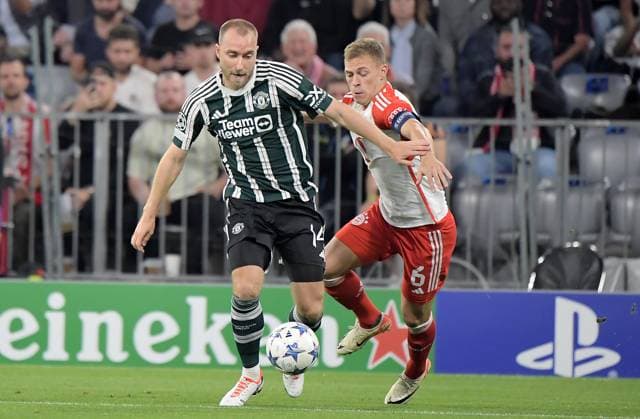 20.09.2023, xemx, Fussball UEFA Champions League, FC Bayern Muenchen - Manchester United, ManU emspor, v.l. Christian Eriksen (Manchester United), Joshua Kimmich (FC Bayern Muenchen) Zweikampf, Aktion, action, battle for the ball (DFL DFB REGULATIONS PROHIBIT ANY USE OF PHOTOGRAPHS as IMAGE SEQUENCES and or QUASI-VIDEO) Muenchen