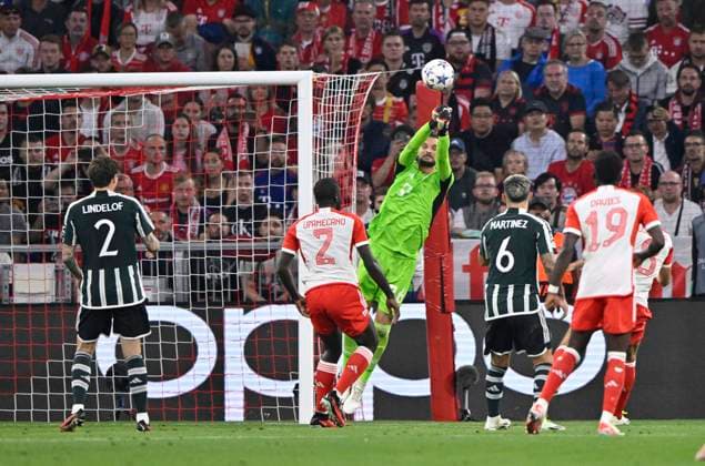 Strafraumszene, Torraumszene Torwart Sven Ulreich FC Bayern Muenchen FCB (26) klaert Parade Aktion FC Bayern Muenchen FCB vs Manchester United, ManU ManUnited ManU Gruppenphase 20.09.2023 DFL REGULATIONS PROHIBIT ANY USE OF PHOTOGRAPHS AS IMAGE SEQUENCES AND OR QUASI-VIDEO FC Bayern Muenchen FCB vs Manchester United