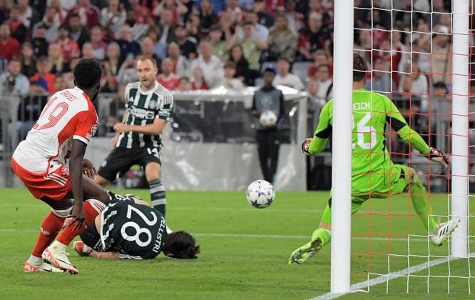 20.09.2023, xemx, Fussball UEFA Champions League, FC Bayern Muenchen - Manchester United, ManU emspor, v.l. Christian Eriksen (Manchester United), Sven Ulreich (FC Bayern Muenchen) (DFL DFB REGULATIONS PROHIBIT ANY USE OF PHOTOGRAPHS as IMAGE SEQUENCES and or QUASI-VIDEO) Muenchen
