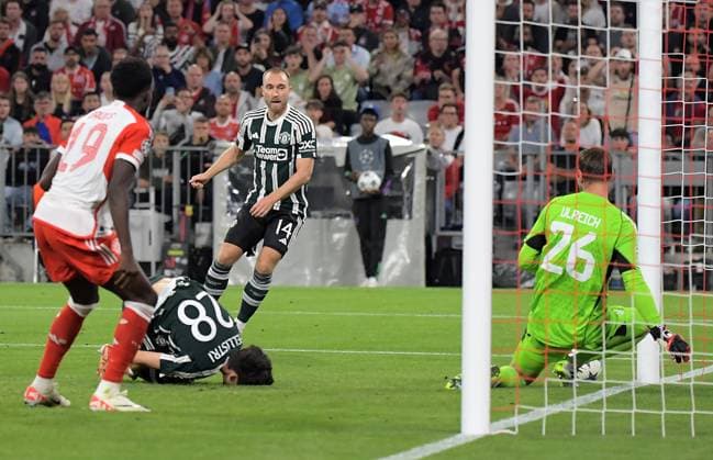 20.09.2023, xemx, Fussball UEFA Champions League, FC Bayern Muenchen - Manchester United, ManU emspor, v.l. Christian Eriksen (Manchester United), Sven Ulreich (FC Bayern Muenchen) (DFL DFB REGULATIONS PROHIBIT ANY USE OF PHOTOGRAPHS as IMAGE SEQUENCES and or QUASI-VIDEO) Muenchen