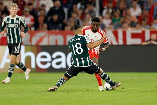 Zweikampf zwischen Casemiro Manchester United, ManU 18) (l) und Alphonso Davies (FC Bayern Muenchen, 19). Fussball, Uefa Champions League, Bayern München - Manchester United am 20.9.2023 in der Muenchner Allianz Arena. DFL REGULATIONS PROHIBIT ANY USE OF PHOTOGRAPHS AS IMAGE SEQUENCES AND OR QUASI-VIDEO. Copyright: HMBxMedia xHeikoxBecker