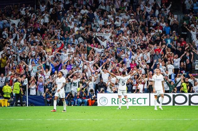 Champions League 23 24: Real Madrid vs Union Berlin Jude Bellingham (Real Madrid) celebrate with the fans after scoring the winning goal of the football match between Real Madrid and Union Berlin valid for the matchday 01 of the Uefa Champions League played at Santiago Bernabeu stadium on September 20, 2023 in Madrid, Spain Madrid Estadio Santiago Bernabeu Madrid Spain Copyright: xAlbertoxGardinx AGardin_20230920_ChampionsLeague_RealMadrid_UnionBerlin_857