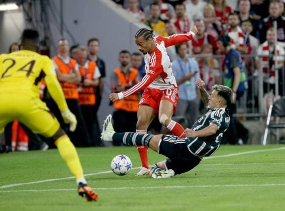 V.li. Leroy Sane (Bayern) , Lisandro Martinez (ManU) . FC Bayern München Manchester United, ManU . München, GER, 20.09.2023, Fussball: Champions League: Saison 23 24: