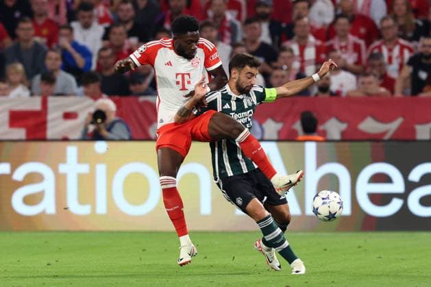 Fußball Champions League Gruppenphase 1. Spieltag FC Bayern München - Manchester United, ManU am 20.09.2023 in der Allianz Arena in München Alphonso Davies ( München ), links - Bruno Fernandes ( Manchester ), rechts