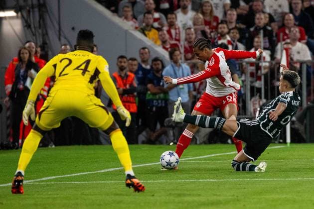 Torwart Andre Onana Manchester United, ManU , Leroy Sane (FC Bayern Muenchen) und Lisandro Martinez (Manchester United). Deutschland, Muenchen, 20.09.2023, Fussball, UEFA Champions League: FC Bayern Muenchen vs Manchester United, Saison 2023 2024, Match Day 1, Allianz Arena Foto: A2 Bildagentur Peter Hartenfelser