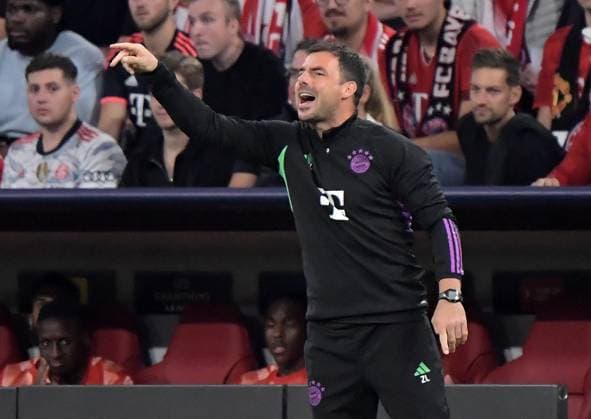 20.09.2023, xemx, Fussball UEFA Champions League, FC Bayern Muenchen - Manchester United, ManU emspor, v.l. Co-Trainer Zsolt Low (FC Bayern Muenchen) gibt Anweisungen, gestikuliert mit den Armen, gesticulate, gives instructions (DFL DFB REGULATIONS PROHIBIT ANY USE OF PHOTOGRAPHS as IMAGE SEQUENCES and or QUASI-VIDEO) Muenchen