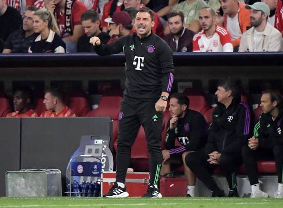 20.09.2023, xemx, Fussball UEFA Champions League, FC Bayern Muenchen - Manchester United, ManU emspor, v.l. Co-Trainer Zsolt Low (FC Bayern Muenchen) gibt Anweisungen, gestikuliert mit den Armen, gesticulate, gives instructions (DFL DFB REGULATIONS PROHIBIT ANY USE OF PHOTOGRAPHS as IMAGE SEQUENCES and or QUASI-VIDEO) Muenchen