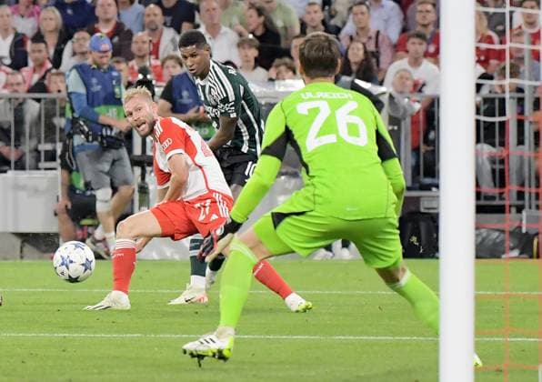 20.09.2023, xemx, Fussball UEFA Champions League, FC Bayern Muenchen - Manchester United, ManU emspor, v.l. Konrad Laimer (FC Bayern Muenchen), Marcus Rashford (Manchester United), Sven Ulreich (FC Bayern Muenchen) (DFL DFB REGULATIONS PROHIBIT ANY USE OF PHOTOGRAPHS as IMAGE SEQUENCES and or QUASI-VIDEO) Muenchen