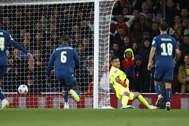 LONDON - Arsenal scores the 1-0. (l-r) Armel Bella-Kotchap of PSV Eindhoven, PSV Eindhoven goalkeeper Walter Benitez during the UEFA Champions League match between Arsenal FC and PSV Eindhoven at the Emirates Stadium on September 20, 2023 in London, United Kingdom. ANP MAURICE VAN STEEN Group B - UEFA Champions League 2023 2024 xVIxANPxSportx xxANPxIVx 478799918 originalFilename: 478799918.jpg