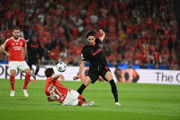 SOCCER - UEFA CL, Benfica vs RBS LISBON,PORTUGAL,20.SEP.23 - SOCCER - UEFA Champions League, group stage, SL Benfica vs Red Bull Salzburg. Image shows Roko Simic (RBS) and Joao Neves (Benfica).  GEPAxpictures xZedxJameson