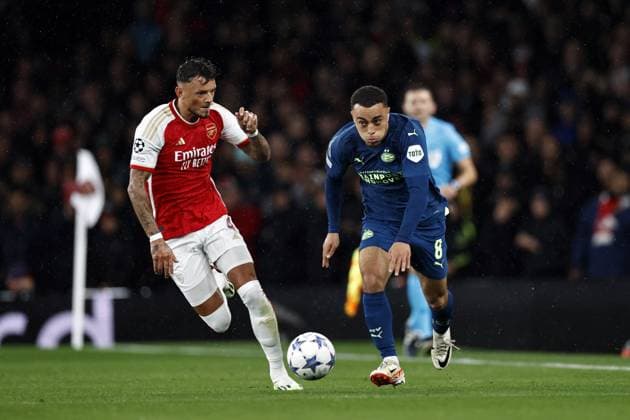 LONDON - (l-r) Ben White of Arsenal FC, Sergino Dest of PSV Eindhoven during the UEFA Champions League match between Arsenal FC and PSV Eindhoven at the Emirates Stadium on September 20, 2023 in London, United Kingdom. ANP MAURICE VAN STEEN Group B - UEFA Champions League 2023 2024 xVIxANPxSportx xxANPxIVx 478800264 originalFilename: 478800264.jpg