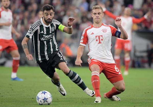 20.09.2023, xemx, Fussball UEFA Champions League, FC Bayern Muenchen - Manchester United, ManU emspor, v.l. Lisandro Martinez (Manchester United), Joshua Kimmich (FC Bayern Muenchen) Zweikampf, Aktion, action, battle for the ball (DFL DFB REGULATIONS PROHIBIT ANY USE OF PHOTOGRAPHS as IMAGE SEQUENCES and or QUASI-VIDEO) Muenchen