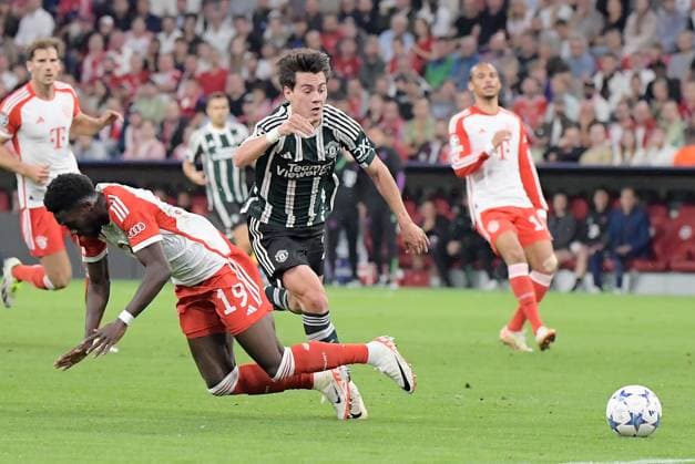 20.09.2023, xemx, Fussball UEFA Champions League, FC Bayern Muenchen - Manchester United, ManU emspor, v.l. Alphonso Davies (FC Bayern Muenchen), Facundo Pellistri (Manchester United) Zweikampf, Aktion, action, battle for the ball (DFL DFB REGULATIONS PROHIBIT ANY USE OF PHOTOGRAPHS as IMAGE SEQUENCES and or QUASI-VIDEO) Muenchen