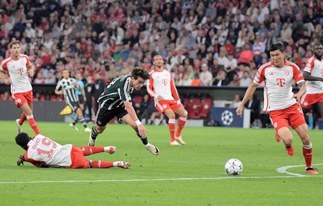 20.09.2023, xemx, Fussball UEFA Champions League, FC Bayern Muenchen - Manchester United, ManU emspor, v.l. Alphonso Davies (FC Bayern Muenchen), Facundo Pellistri (Manchester United), Kim Minjae (FC Bayern Muenchen) (DFL DFB REGULATIONS PROHIBIT ANY USE OF PHOTOGRAPHS as IMAGE SEQUENCES and or QUASI-VIDEO) Muenchen