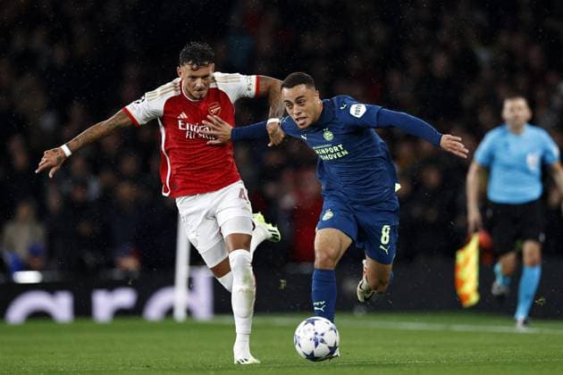 LONDON - (l-r) Ben White of Arsenal FC, Sergino Dest of PSV Eindhoven during the UEFA Champions League match between Arsenal FC and PSV Eindhoven at the Emirates Stadium on September 20, 2023 in London, United Kingdom. ANP MAURICE VAN STEEN Group B - UEFA Champions League 2023 2024 xVIxANPxSportx xxANPxIVx 478800269 originalFilename: 478800269.jpg