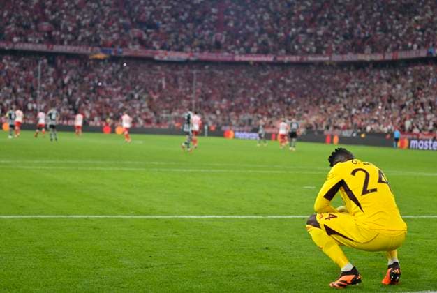 Sport Themen der Woche KW38 Sport Bilder des Tages 20.09.2023, Fussball UEFA Championsleague 2023 2024: 1.Spieltag Vorrunde, FC Bayern München - Manchester United, ManU in der Allianz-Arena München. Torwart Andre Onana (Manchester United) ist enttäuscht ***DFL and DFB regulations prohibit any use of photographs as image sequences and or quasi-video.*** *** 20 09 2023, Football UEFA Championsleague 2023 2024 1 matchday preliminary round, FC Bayern Munich Manchester United, at Allianz Arena Munich Goalkeeper Andre Onana Manchester United is disappointed DFL and DFB regulations prohibit any use of photographs as image sequences and or quasi video