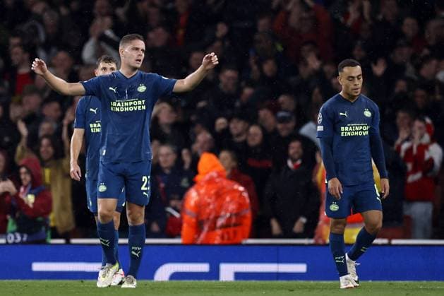 LONDON - (l-r) Joey Veerman of PSV Eindhoven, Sergino Dest of PSV Eindhoven disappointment after the 2-0 draw during the UEFA Champions League match between Arsenal FC and PSV Eindhoven at the Emirates Stadium on September 20, 2023 in London, United Kingdom. ANP MAURICE VAN STEEN Group B - UEFA Champions League 2023 2024 xVIxANPxSportx xxANPxIVx 478800709 originalFilename: 478800709.jpg