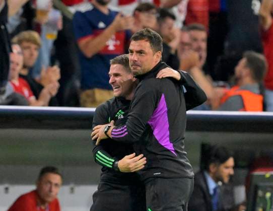 Sport Bilder des Tages 20.09.2023, Fussball UEFA Championsleague 2023 2024: 1.Spieltag Vorrunde, FC Bayern München - Manchester United, ManU in der Allianz-Arena München. v.l. Co-Trainer Anthony Barry (Bayern München) und Co-Trainer Zsolt Löw (FC Bayern München) umarmen sich,
