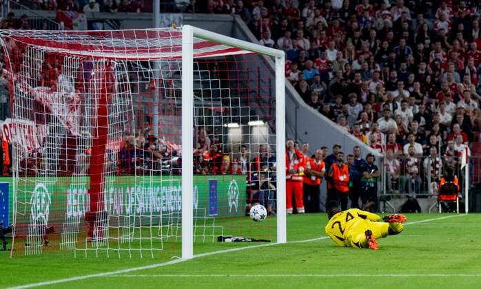 Andre Onana (Torwart Goalkeeper, Manchester United, ManU FC, 24) patzt - und Leroy Sane (FC Bayern Muenchen, 10, nicht im Bild) erzielt damit das Tor zum 1:0. GER, FC Bayern Muenchen vs. Manchester United FC, Fussball, Champions League, Gruppenphase, 1. Spieltag, Spielzeit 2023 2024, 20.09.2023. (DFL DFB REGULATIONS PROHIBIT ANY USE OF PHOTOGRAPHS as IMAGE SEQUENCES and or QUASI-VIDEO). GER, FC Bayern Muenchen vs. Manchester United FC, Fussball, Champions League, Gruppenphase, 1. Spieltag, Spielzeit 2023 2024, 20.09.2023. Muenchen Copyright: xEibner-Pressefoto HeikexFeinerx EP_HFR