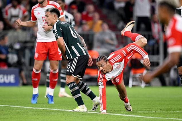 FUSSBALL CHAMPIONS LEAGUE SAISON 2023 2024 Vorrunde Gruppe A 1. Spieltag FC Bayern Muenchen - Manchester United, ManU FC 20.09.2023 Tor zum 1 - 0 durch den Torschuetzen Leroy Sane (re, FC Bayern Muenchen) gegen Lisandro Martinez (li, Manchester United FC)