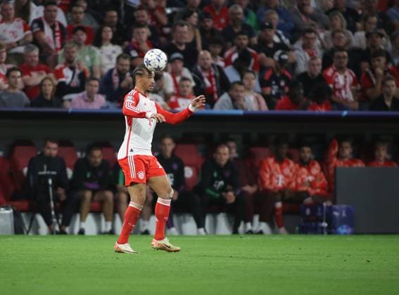 München, Deutschland 20. September 2023: Fussball, Herren, Champions League, 1.Spieltag, Saison 2023 2024, FC Bayern München - Manchester United, ManU Allianz Arena Leroy Sane (FC Bayern München) nimmt einen Ball mit dem Kopf an