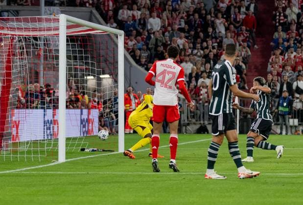 Jamal Musiala (FC Bayern Muenchen, 42) beobachtet, wie Andre Onana (Torwart Goalkeeper, Manchester United, ManU FC, 24) und Lisandro Martinez (Manchester United FC, 6) das Tor von Serge Gnabry (FC Bayern Muenchen, 7, nicht im Bild) zum 2:0 nicht verhindern koennen. GER, FC Bayern Muenchen vs. Manchester United FC, Fussball, Champions League, Gruppenphase, 1. Spieltag, Spielzeit 2023 2024, 20.09.2023. (DFL DFB REGULATIONS PROHIBIT ANY USE OF PHOTOGRAPHS as IMAGE SEQUENCES and or QUASI-VIDEO). GER, FC Bayern Muenchen vs. Manchester United FC, Fussball, Champions League, Gruppenphase, 1. Spieltag, Spielzeit 2023 2024, 20.09.2023. Muenchen Copyright: xEibner-Pressefoto HeikexFeinerx EP_HFR