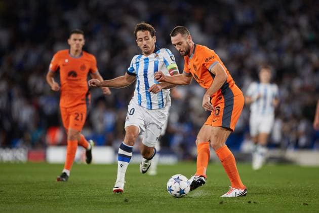 September 20, 2023: Mikel Oyarzabal of Real Sociedad competes for the ball with Stefan de Vrij of FC Internazionale during the UEFA Champions League match between Real Sociedad and FC Internazionale at Reale Arena on September 20, 2023, in San Sebastian, Spain. - ZUMAa181 20230920_zaa_a181_162 Copyright: xRicardoxLarreinax