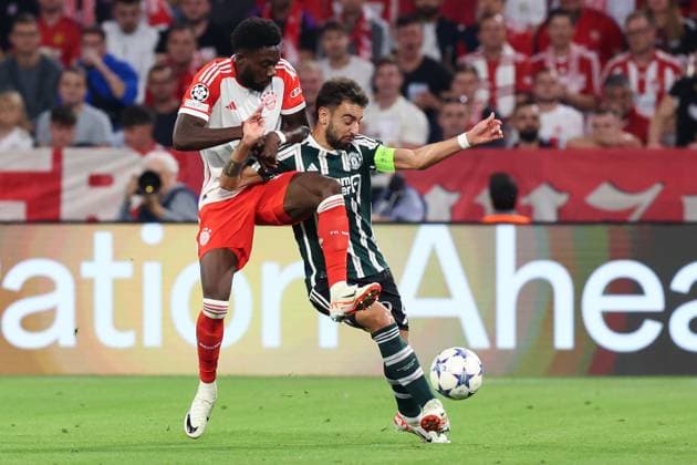 Fußball Champions League Gruppenphase 1. Spieltag FC Bayern München - Manchester United, ManU am 20.09.2023 in der Allianz Arena in München Alphonso Davies ( München ), links - Bruno Fernandes ( Manchester ), rechts