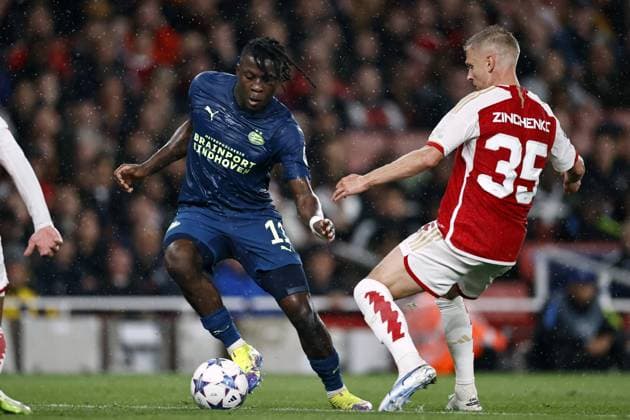 LONDON - (l-r) Johan Bakayoko of PSV Eindhoven, Oleksandr Zinchenko of Arsenal FC during the UEFA Champions League match between Arsenal FC and PSV Eindhoven at the Emirates Stadium on September 20, 2023 in London, United Kingdom. ANP MAURICE VAN STEEN Group B - UEFA Champions League 2023 2024 xVIxANPxSportx xxANPxIVx 478802990 originalFilename: 478802990.jpg
