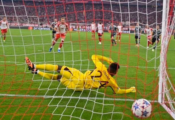 20.09.2023, Fussball UEFA Championsleague 2023 2024: 1.Spieltag Vorrunde, FC Bayern München - Manchester United, ManU in der Allianz-Arena München. Harry Kane (FC Bayern München) trifft per Foulelfmeter gegen Torwart Andre Onana (Manchester United)