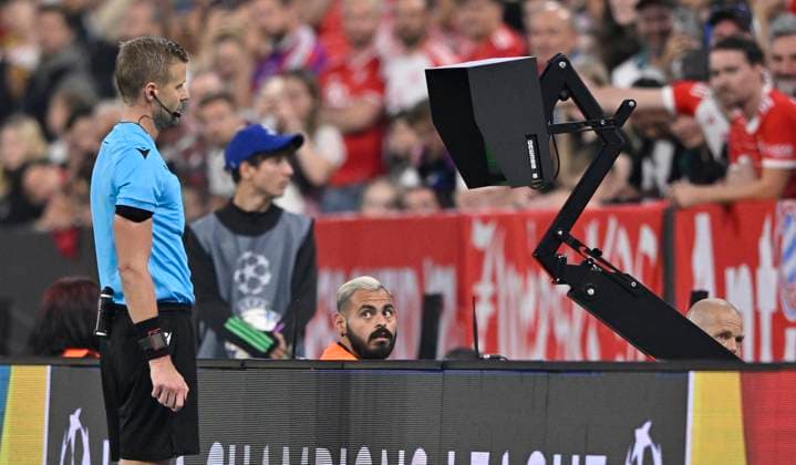 Schiedsrichter Referee Glen Nyberg Review Area VAR Videoassistent Videobeweis Video Assistent Referee FC Bayern Muenchen FCB vs Manchester United, ManU ManUnited ManU Gruppenphase 20.09.2023 DFL REGULATIONS PROHIBIT ANY USE OF PHOTOGRAPHS AS IMAGE SEQUENCES AND OR QUASI-VIDEO FC Bayern Muenchen FCB vs Manchester United