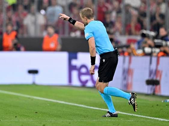 Schiedsrichter Referee Glen Nyberg Review Area VAR Videoassistent Videobeweis Video Assistent Referee entscheidet auf Elfmeter, Strafstoss FC Bayern Muenchen FCB vs Manchester United, ManU ManUnited ManU Gruppenphase 20.09.2023 DFL REGULATIONS PROHIBIT ANY USE OF PHOTOGRAPHS AS IMAGE SEQUENCES AND OR QUASI-VIDEO FC Bayern Muenchen FCB vs Manchester United