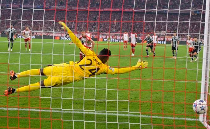 20.09.2023, Fussball UEFA Championsleague 2023 2024: 1.Spieltag Vorrunde, FC Bayern München - Manchester United, ManU in der Allianz-Arena München. Harry Kane (FC Bayern München) trifft per Foulelfmeter gegen Torwart Andre Onana (Manchester United)
