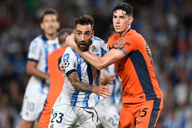 Sport Bilder des Tages ESP: Real Sociedad v Inter Milan. UEFA Champions League match, Group D, date 1 Brais Mendez of Real Sociedad and Alessandro Bastoni off FC Internazionaleduring the UEFA Champions League match, Group D, between Real Sociedad and Inter Milan played at Reale Arena Stadium on September 20, 2023 in San Sebastian Spain. kpng Copyright: xCesarxOrtizx xPRESSINPHOTOx PS_230920_1263
