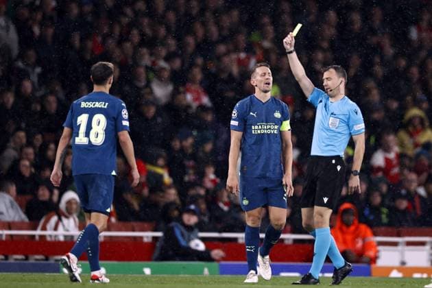 LONDON - (l-r) Olivier Boscagli of PSV Eindhoven receives the yellow card from referee Felix Zwayer during the UEFA Champions League match between Arsenal FC and PSV Eindhoven at the Emirates Stadium on September 20, 2023 in London, United Kingdom. ANP MAURICE VAN STEEN Group B - UEFA Champions League 2023 2024 xVIxANPxSportx xxANPxIVx 478805149 originalFilename: 478805149.jpg
