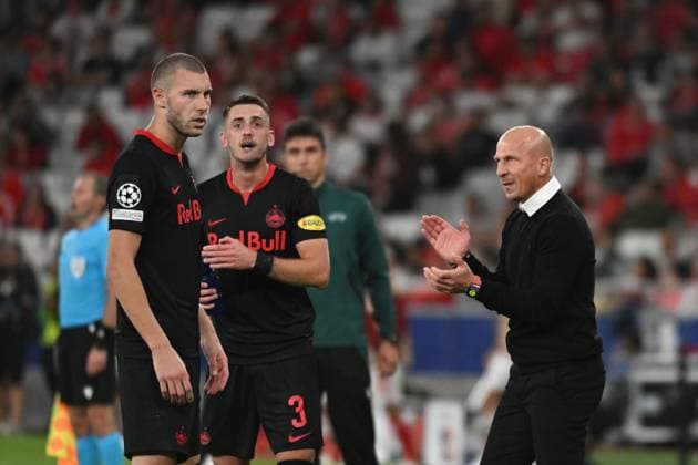 SOCCER - UEFA CL, Benfica vs RBS LISBON,PORTUGAL,20.SEP.23 - SOCCER - UEFA Champions League, group stage, SL Benfica vs Red Bull Salzburg. Image shows Strahinja Pavlovic and head coach Gerhard Struber (RBS).  GEPAxpictures xZedxJameson