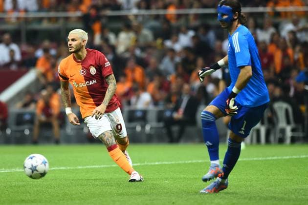 Mauro Icardi of Galatasaray and Kamil Grabara of F.C. Copenhagen during the UEFA Champions League match between Galatasaray and F.C. Copenhagen at Ali Sami Yen Sports Complex Rams Park Arena on September 20, 2023 in Istanbul, Turkey. Istanbul Turkey Copyright: xSeskimPhotox Gsaray-Copenhagen-20923 (236)