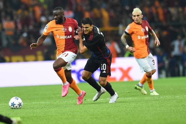 Tanguy Ndombele (L) of Galatasaray and Mohamed Elyounoussi (R) of F.C. Copenhagen during the UEFA Champions League match between Galatasaray and F.C. Copenhagen at Ali Sami Yen Sports Complex Rams Park Arena on September 20, 2023 in Istanbul, Turkey. Istanbul Turkey Copyright: xSeskimPhotox Gsaray-Copenhagen-20923 (286)