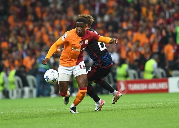 Wilfried Zaha of Galatasaray andPeter Ankersen 22 of F.C. Copenhagen during the UEFA Champions League match between Galatasaray and F.C. Copenhagen at Ali Sami Yen Sports Complex Rams Park Arena on September 20, 2023 in Istanbul, Turkey. Istanbul Turkey Copyright: xSeskimPhotox Gsaray-Copenhagen-20923 (300)