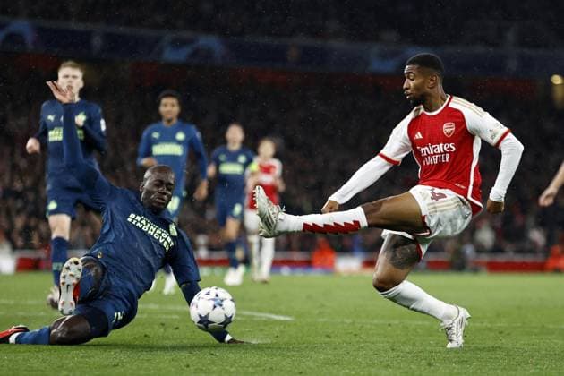 LONDON - (l-r) Jordan Teze of PSV Eindhoven, Reiss Nelson of Arsenal FC during the UEFA Champions League match between Arsenal FC and PSV Eindhoven at the Emirates Stadium on September 20, 2023 in London, United Kingdom. ANP MAURICE VAN STEEN Group B - UEFA Champions League 2023 2024 xVIxANPxSportx xxANPxIVx 478807787 originalFilename: 478807787.jpg