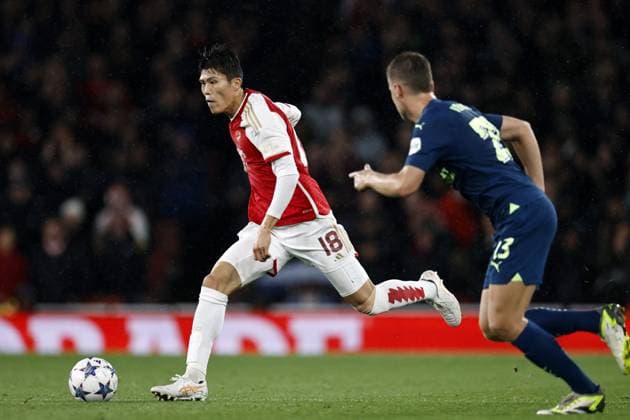 LONDON - (l-r) Takehiro Tomiyasu of Arsenal FC, Joey Veerman of PSV Eindhoven during the UEFA Champions League match between Arsenal FC and PSV Eindhoven at the Emirates Stadium on September 20, 2023 in London, United Kingdom. ANP MAURICE VAN STEEN Group B - UEFA Champions League 2023 2024 xVIxANPxSportx xxANPxIVx 478807897 originalFilename: 478807897.jpg